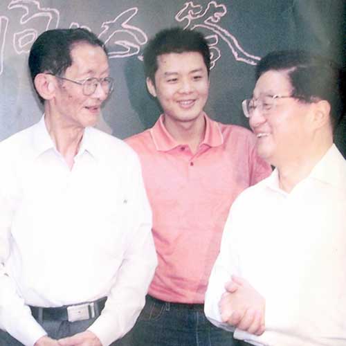 2005年9月9日中共中央政治局常委、國(guó)務(wù)院副總理黃菊接見(jiàn)公司負(fù)責(zé)人