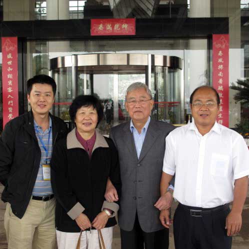 中國(guó)科學(xué)院副院長(zhǎng)，全國(guó)人大常務(wù)委員會(huì)委員王佛松院士一家親切關(guān)懷企業(yè)情況
